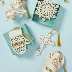 Lenox 2023 A Year To Remember Mitten Ornament 13 Lenox 2023 A Year To Remember Mitten Ornament -Sass Store 894436 894433 894443 894422 894442 LHOL 23 FEA 1